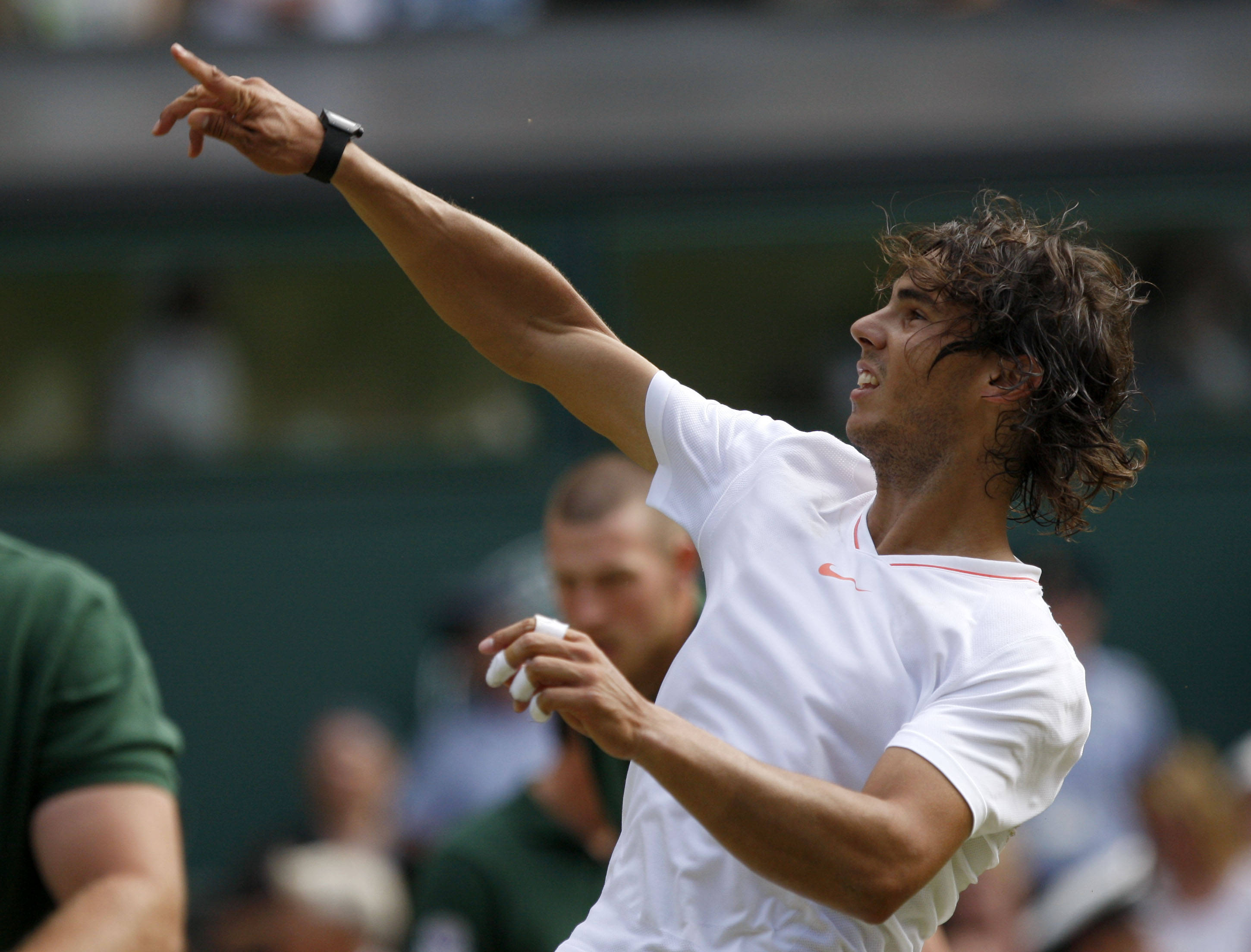 关于美国网球队鏖战英国网球队，纳达尔统治全场的信息