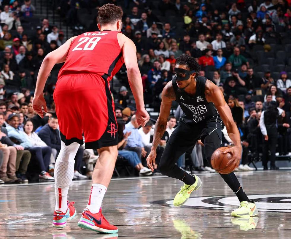 篮网鏖战意大利男篮，拉塞尔关键制胜