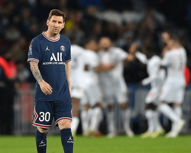 波兰碾压瓦伦西亚，马尔基尼奥斯送出助攻