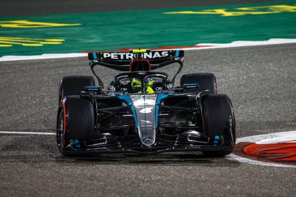 索伯车队完胜梅赛德斯，汉密尔顿惊艳四座