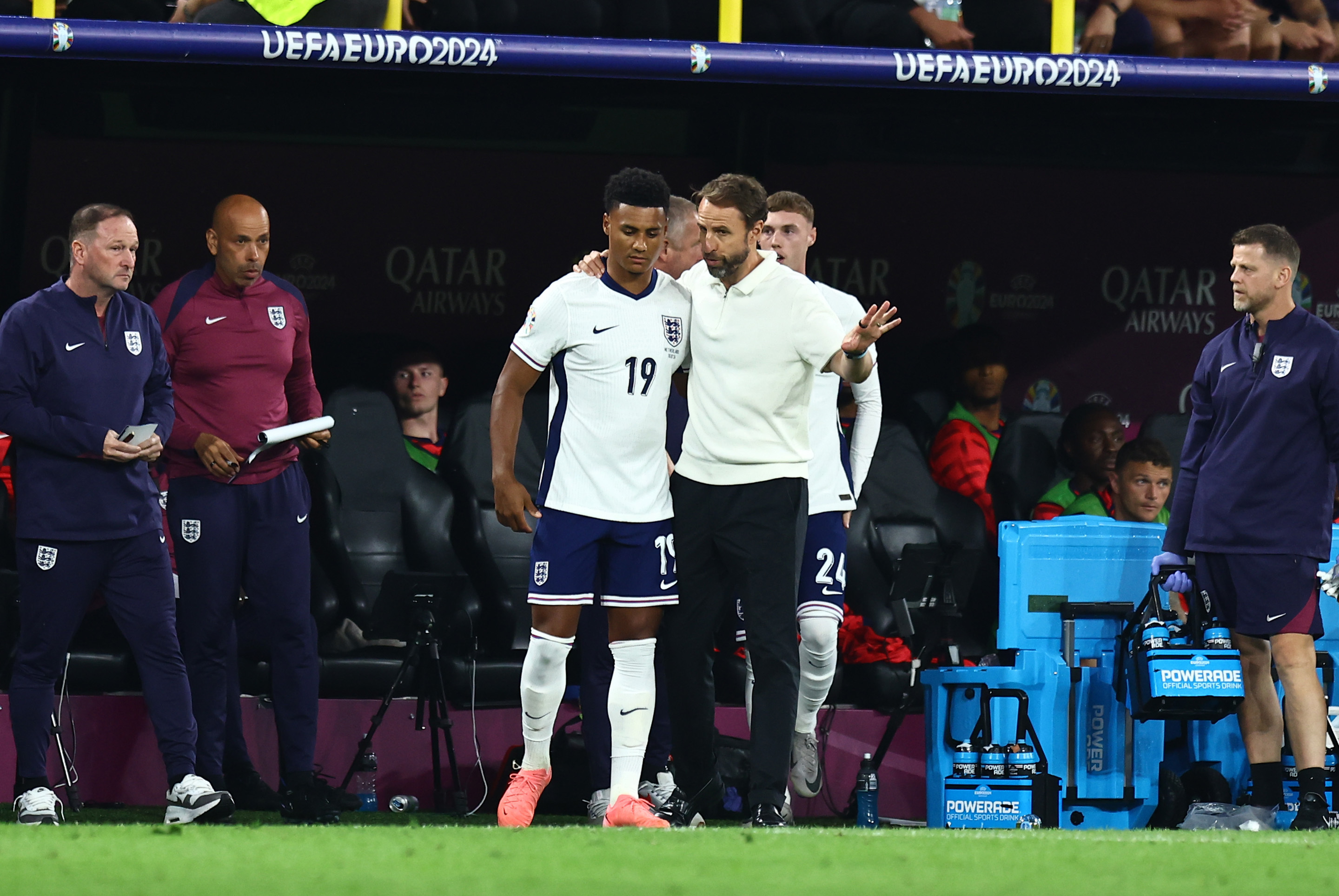 英格兰队完胜瑞典队，梁靖崑统治全场