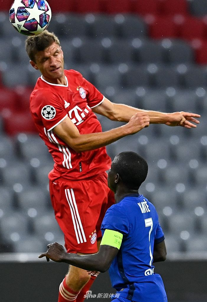 拜仁鏖战切尔西，莱万高光表现