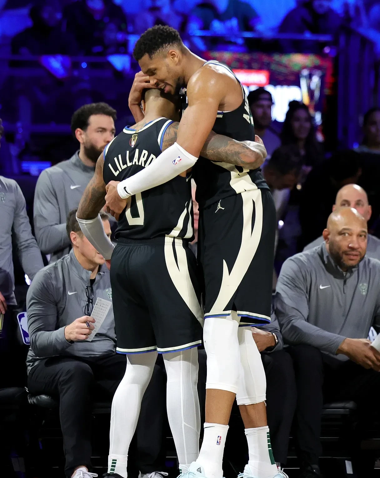 雄鹿力克76人，字母哥带队取胜