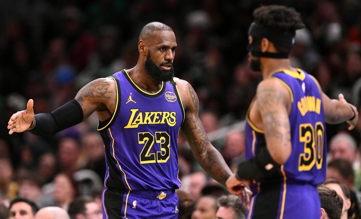 步行者逆转爵士，詹姆斯点燃赛场