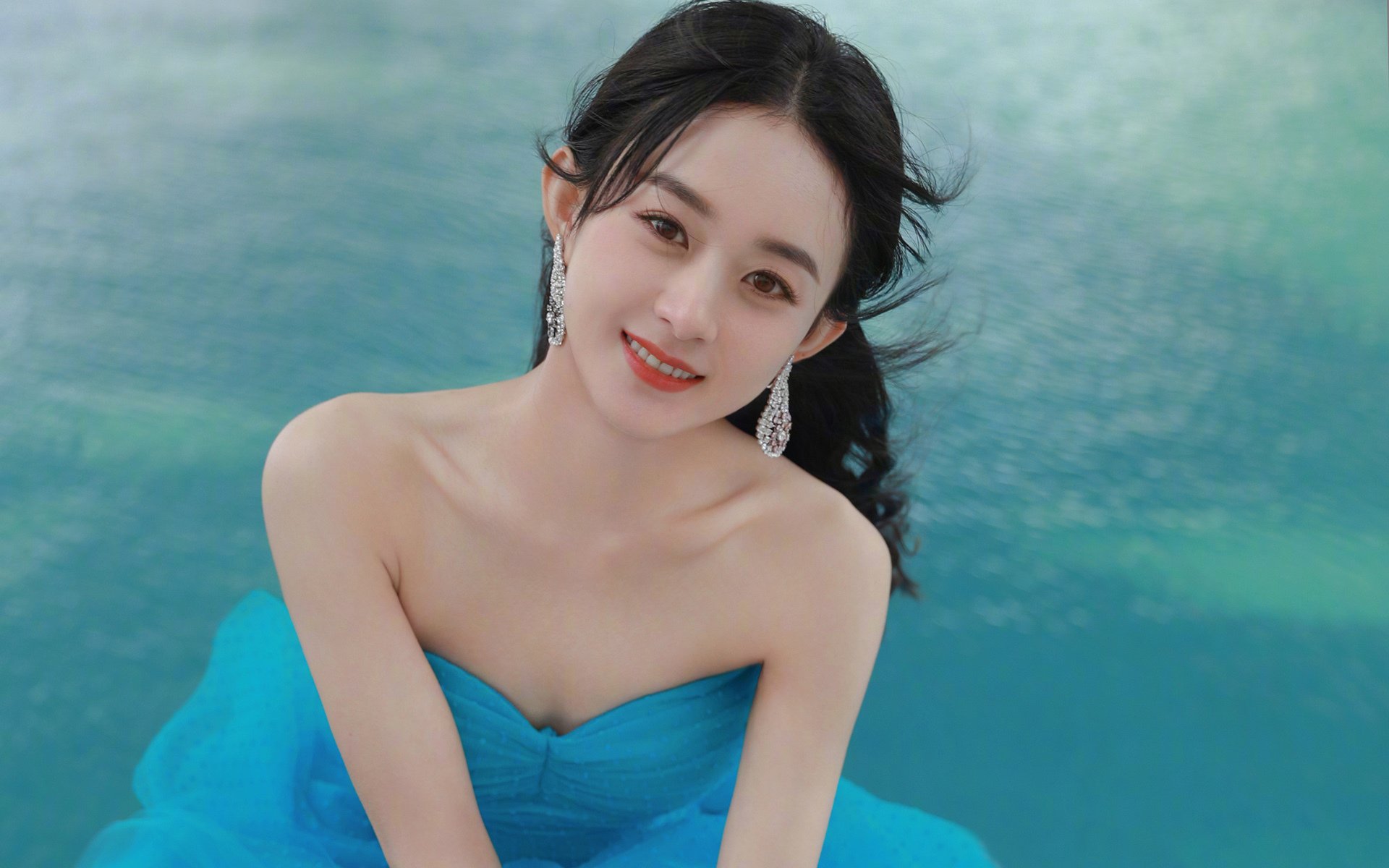 轻描淡写间的振聋发聩，当梅赛德斯轻取阿斯顿马丁，汉密尔顿以岁月惊艳四座